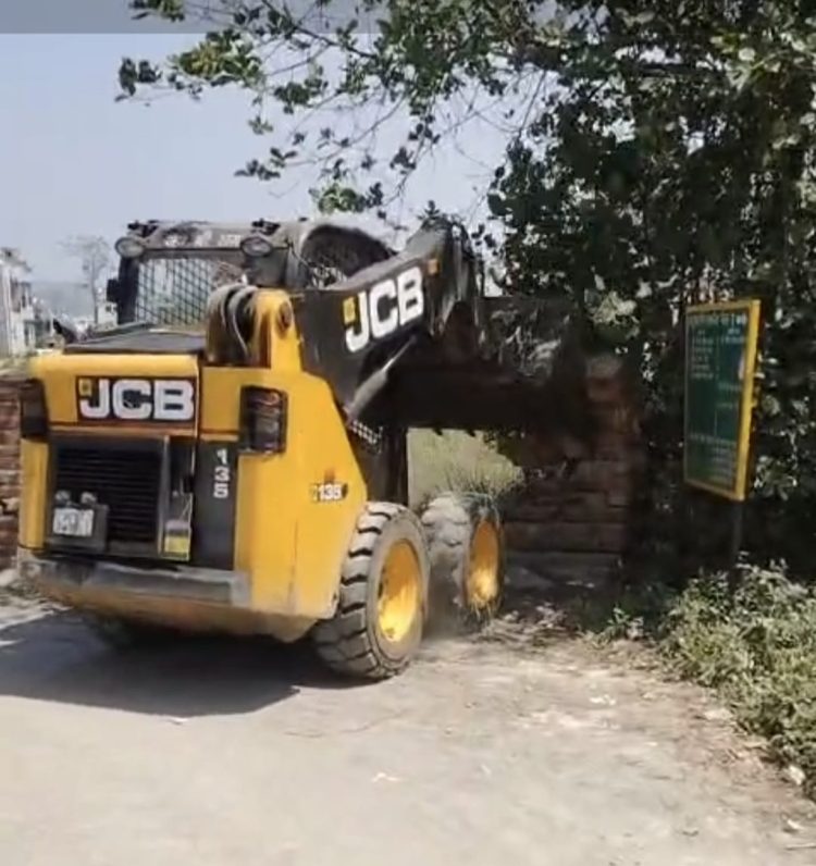 DM का बड़ा एक्शन: प्रॉपर्टी डीलर की दीवार तोड़कर सड़क कराई खाली