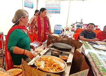 धामी सरकार की पहल रंग लाई, ट्रांजिट कैंप में पहाड़ी व्यंजनों पर टूट रहे यात्री