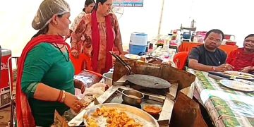 धामी सरकार की पहल रंग लाई, ट्रांजिट कैंप में पहाड़ी व्यंजनों पर टूट रहे यात्री