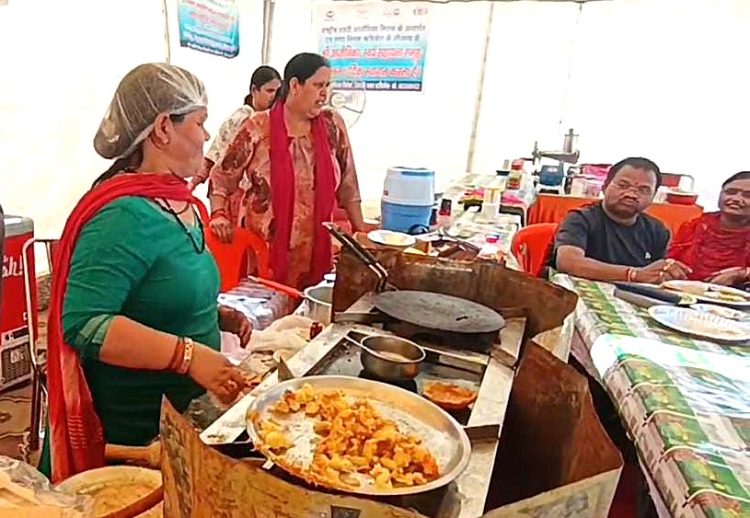 धामी सरकार की पहल रंग लाई, ट्रांजिट कैंप में पहाड़ी व्यंजनों पर टूट रहे यात्री
