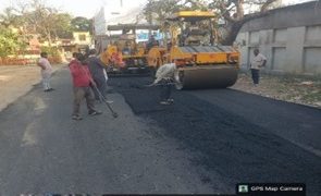 डीएम के सख्त निर्देश, रात-दिन दौड़ रही मशीनें—तेजी से भर रही खुदी सड़कें