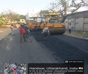 डीएम के सख्त निर्देश, रात-दिन दौड़ रही मशीनें—तेजी से भर रही खुदी सड़कें