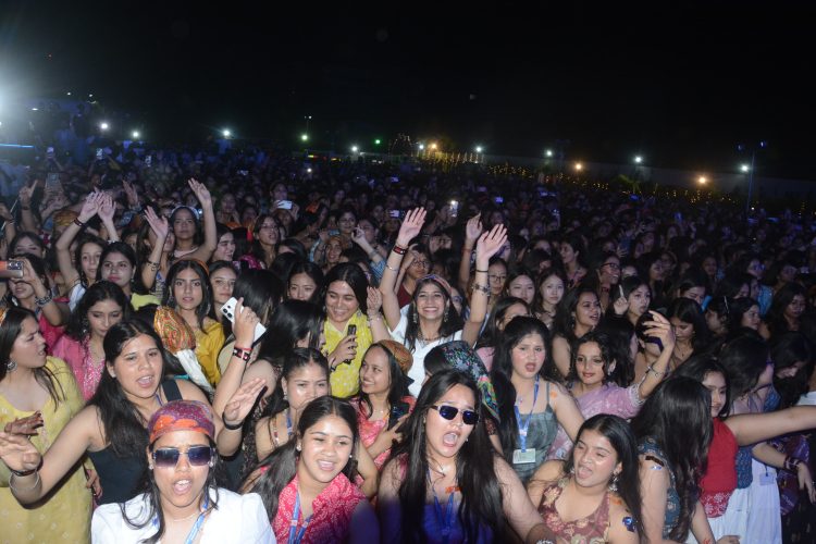 श्री गुरु राम राय विश्वविद्यालय में प्रियंका मेहर का जादू, डीजे बीट्स पर झूमे युवा