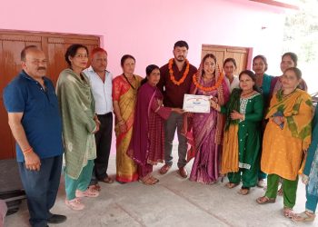 नशा मुक्त शादी की अनोखी पहल: टिहरी के प्लास गांव में नवदंपति का सम्मान