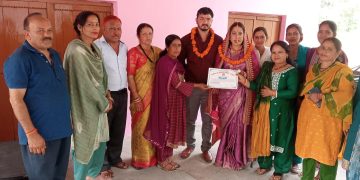 नशा मुक्त शादी की अनोखी पहल: टिहरी के प्लास गांव में नवदंपति का सम्मान