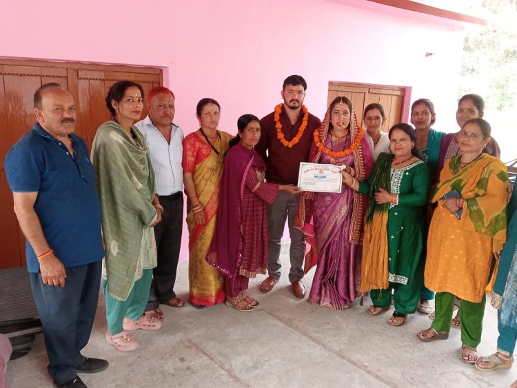 नशा मुक्त शादी की अनोखी पहल: टिहरी के प्लास गांव में नवदंपति का सम्मान