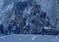 मौसम का वार: चारधाम यात्रा से पहले चमोली में दरकी पहाड़ी, हाईवे घंटों बंद