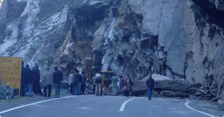 मौसम का वार: चारधाम यात्रा से पहले चमोली में दरकी पहाड़ी, हाईवे घंटों बंद