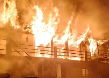 उत्तरकाशी में अग्निकांड का कहर: देखते ही देखते राख हुआ घर, 2 लोग आग में झुलसे