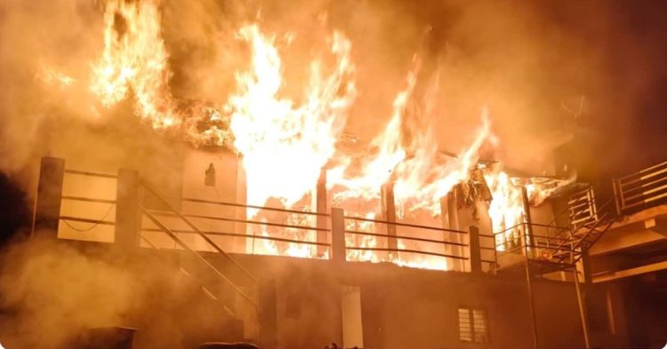 उत्तरकाशी में अग्निकांड का कहर: देखते ही देखते राख हुआ घर, 2 लोग आग में झुलसे