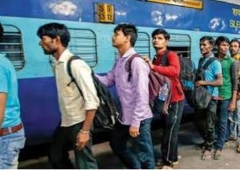 ट्रेन टिकट बना टेंशन! कंफर्म सीट के लिए मारामारी, 50+ वेटिंग ने बढ़ाई परेशानी