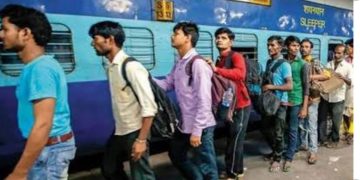 ट्रेन टिकट बना टेंशन! कंफर्म सीट के लिए मारामारी, 50+ वेटिंग ने बढ़ाई परेशानी