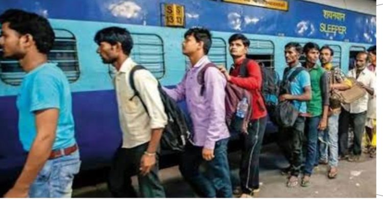 ट्रेन टिकट बना टेंशन! कंफर्म सीट के लिए मारामारी, 50+ वेटिंग ने बढ़ाई परेशानी