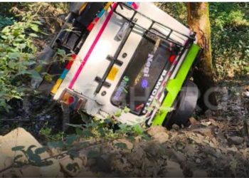 हादसा: बाइक और मैक्स की टक्कर, 8 लोग घायल