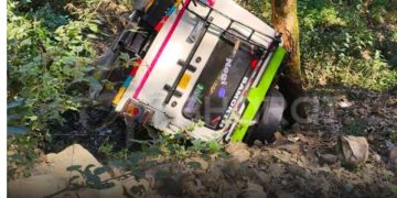 हादसा: बाइक और मैक्स की टक्कर, 8 लोग घायल