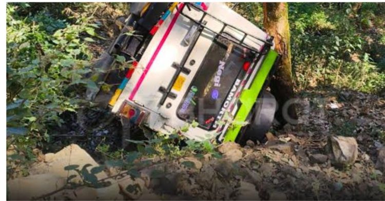 हादसा: बाइक और मैक्स की टक्कर, 8 लोग घायल