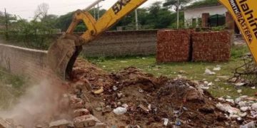 नक्शा पास नहीं, तो बख्शा नहीं: MDDA ने अवैध कॉलोनी पर चलाया बुलडोजर