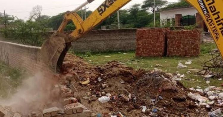 नक्शा पास नहीं, तो बख्शा नहीं: MDDA ने अवैध कॉलोनी पर चलाया बुलडोजर
