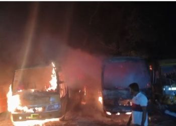 स्कूल परिसर में आग का तांडव! पलक झपकते जलकर खाक हुईं दो बसें, मची अफरा-तफरी