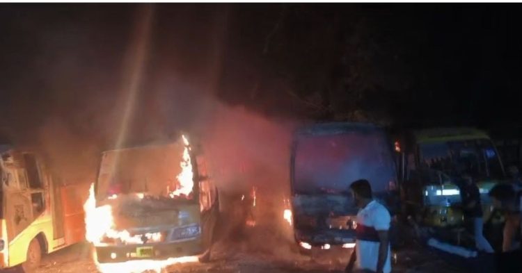 स्कूल परिसर में आग का तांडव! पलक झपकते जलकर खाक हुईं दो बसें, मची अफरा-तफरी