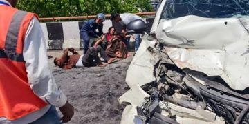 हादसा: ट्रक-कार की भीषण टक्कर, महिला की मौत, 7 घायल