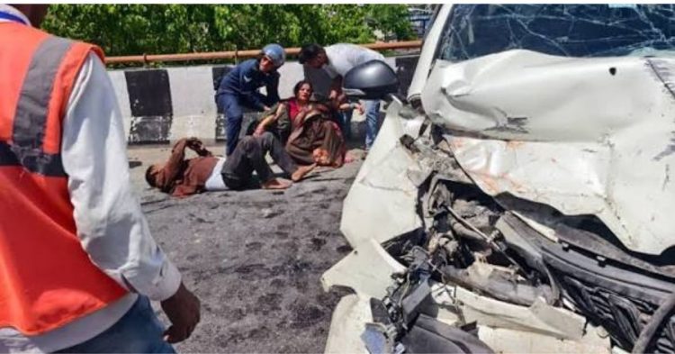 हादसा: ट्रक-कार की भीषण टक्कर, महिला की मौत, 7 घायल