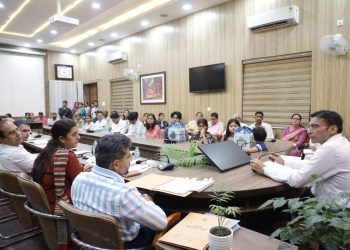 देहरादून में DM का बड़ा दिल: अनाथ बच्ची को ₹25 हजार की मदद, नारी निकेतन के लिए तुरंत खोला खजाना