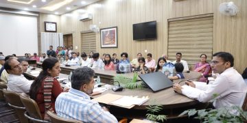 देहरादून में DM का बड़ा दिल: अनाथ बच्ची को ₹25 हजार की मदद, नारी निकेतन के लिए तुरंत खोला खजाना