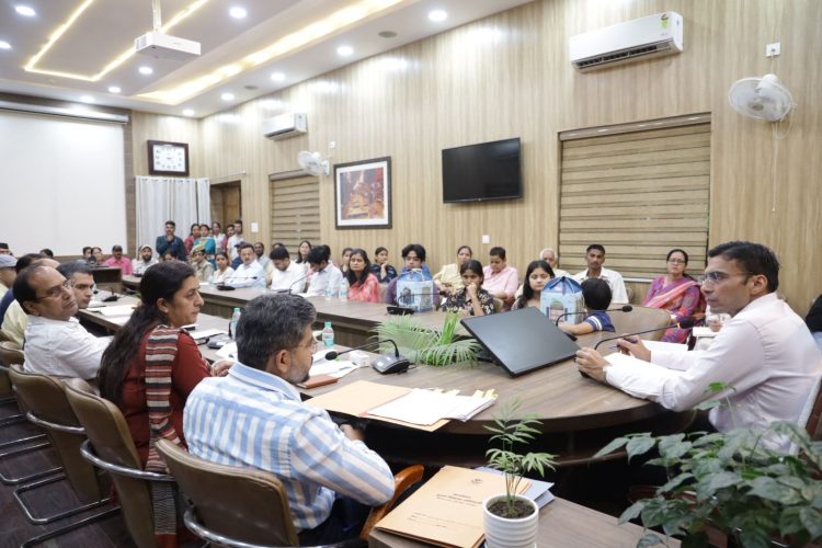 देहरादून में DM का बड़ा दिल: अनाथ बच्ची को ₹25 हजार की मदद, नारी निकेतन के लिए तुरंत खोला खजाना