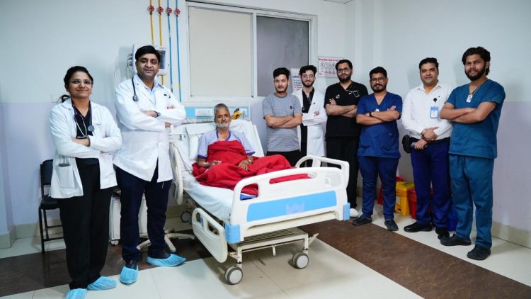 देहरादून: Shri Mahant Indiresh Hospital ने रचा इतिहास, बिना ऑपरेशन बचाई जान