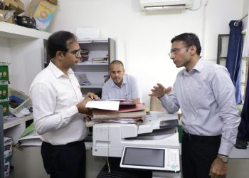 विकासनगर सब-रजिस्ट्रार कार्यालय में DM की छापेमारी, भारी अनियमितताएं उजागर
