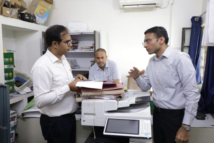 विकासनगर सब-रजिस्ट्रार कार्यालय में DM की छापेमारी, भारी अनियमितताएं उजागर