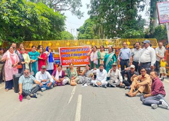 भाजपा को बादाम भेजकर RRP ने याद दिलाया लोकायुक्त का वादा, प्रदेश कार्यालय कूच पर पुलिस ने रोका