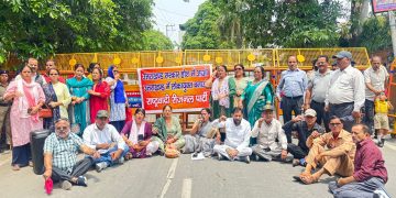 भाजपा को बादाम भेजकर RRP ने याद दिलाया लोकायुक्त का वादा, प्रदेश कार्यालय कूच पर पुलिस ने रोका
