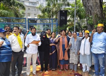 Breaking: भालुओं से फसल नुकसान पर फूटा किसानों का गुस्सा, RRP का वन विभाग मुख्यालय पर अनोखा प्रदर्शन