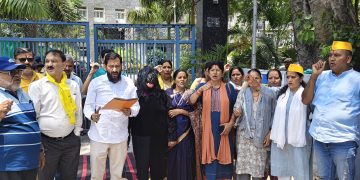 Breaking: भालुओं से फसल नुकसान पर फूटा किसानों का गुस्सा, RRP का वन विभाग मुख्यालय पर अनोखा प्रदर्शन