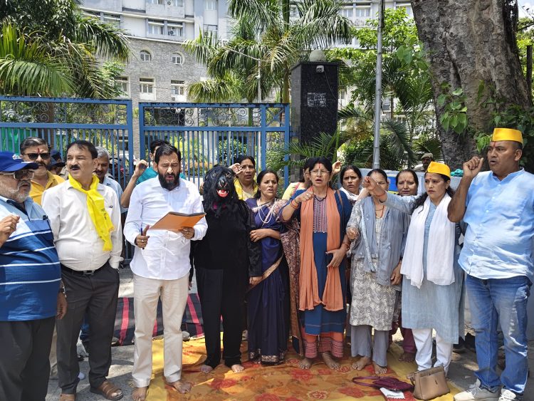 Breaking: भालुओं से फसल नुकसान पर फूटा किसानों का गुस्सा, RRP का वन विभाग मुख्यालय पर अनोखा प्रदर्शन