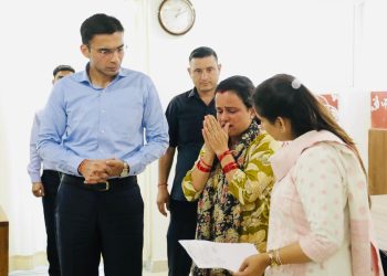 कैंसर पीड़ित परिवार को जिला प्रशासन का सहारा, 71 हजार का ऋण माफ; 50 हजार की अतिरिक्त आर्थिक सहायता