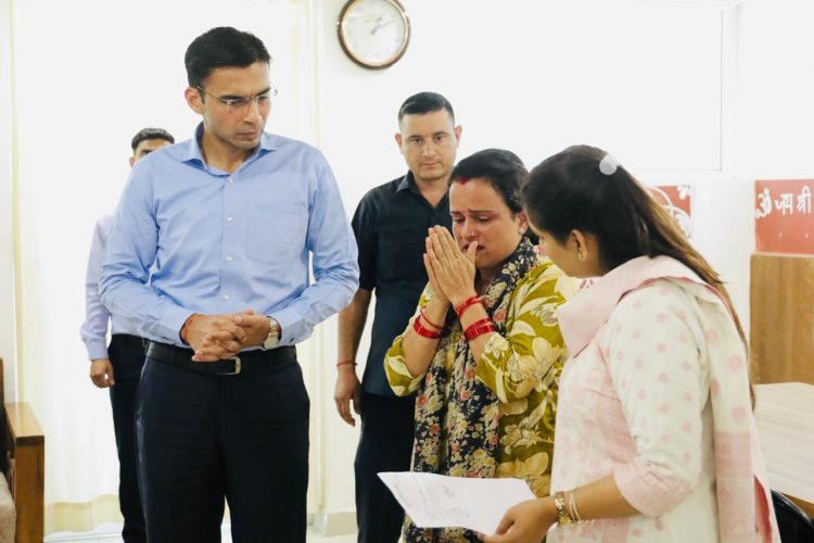 कैंसर पीड़ित परिवार को जिला प्रशासन का सहारा, 71 हजार का ऋण माफ; 50 हजार की अतिरिक्त आर्थिक सहायता