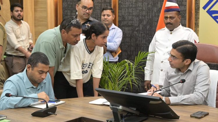 300 से ज्यादा फरियादी पहुंचे जन दर्शन, डीएम सविन बंसल ने अफसरों को लगाई फटकार