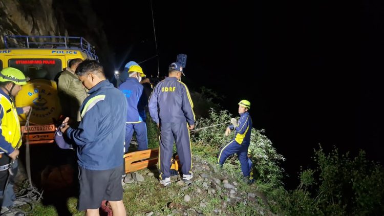 चारधाम यात्रा बनी काल! गंगोत्री से लौट रहे श्रद्धालुओं की कार गहरी खाई में गिरी, दंपति की मौत