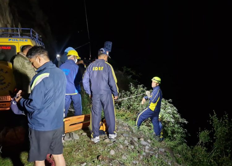 चारधाम यात्रा बनी काल! गंगोत्री से लौट रहे श्रद्धालुओं की कार गहरी खाई में गिरी, दंपति की मौत