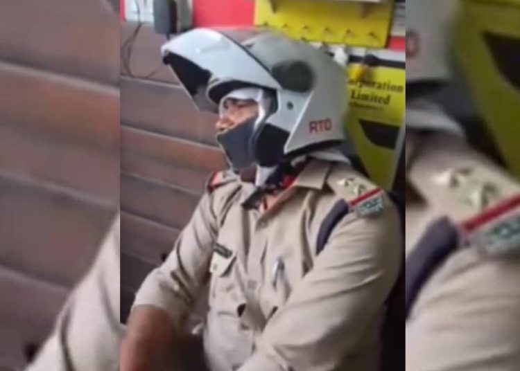 बड़ी खबर: रिश्वत मांगने के आरोप में ट्रांसपोर्ट इंस्पेक्टर को घंटों ऑफिस में रखा बंद। हुआ हाईवोल्टेज ड्रामा