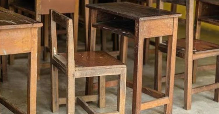 जहां गूंजती थी बच्चों की हंसी, अब पसरा सन्नाटा — पैंया स्कूल बंद
