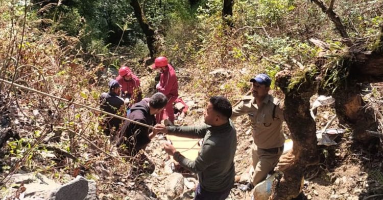 दर्दनाक हादसा: गहरी खाई में गिरी कार, 3 की मौत, 3 घायल