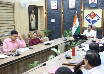 गंगा संरक्षण कार्यों में लापरवाही बर्दाश्त नहीं, जमीन पर दिखें परिणाम: डीएम आशीष चौहान