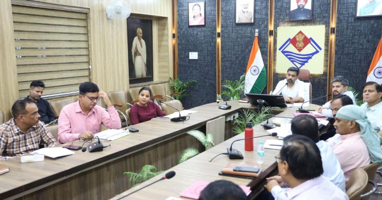 गंगा संरक्षण कार्यों में लापरवाही बर्दाश्त नहीं, जमीन पर दिखें परिणाम: डीएम आशीष चौहान