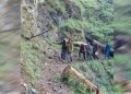 चमोली में शर्मनाक तस्वीर: बीमार बुजुर्ग को 8 KM स्ट्रेचर पर ढोते रहे ग्रामीण, 10 साल में भी गांव तक नहीं पहुंची सड़क