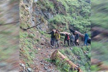चमोली में शर्मनाक तस्वीर: बीमार बुजुर्ग को 8 KM स्ट्रेचर पर ढोते रहे ग्रामीण, 10 साल में भी गांव तक नहीं पहुंची सड़क