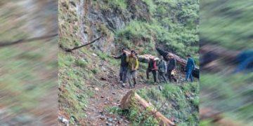 चमोली में शर्मनाक तस्वीर: बीमार बुजुर्ग को 8 KM स्ट्रेचर पर ढोते रहे ग्रामीण, 10 साल में भी गांव तक नहीं पहुंची सड़क